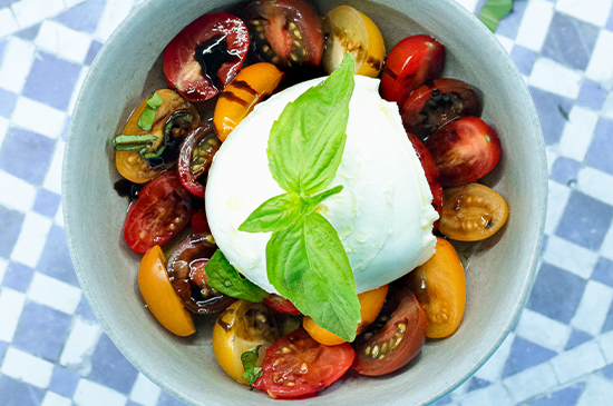 Burrata-Salat von Fada mit farbenfrohen Tomaten, Basilikum und mediterranen Aromen