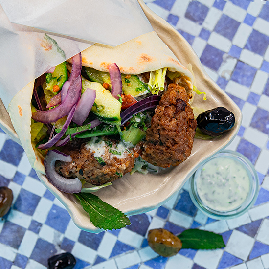 Falafel- und Shawarma-Wrap von Fada mit frischem Gemüse, mediterranen Kräutern und Joghurtsauce