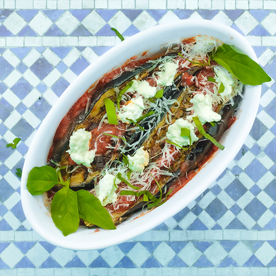 Gegrillte Aubergine von Fada mit Tomatensauce, Burrata, Basilikum und Parmesan