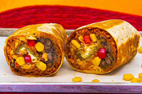 Üppig gefüllter Käse-Burrito von Gringos mit Reis, Bohnen und geschmolzenem Käse – Schweizer Lieferkonzept