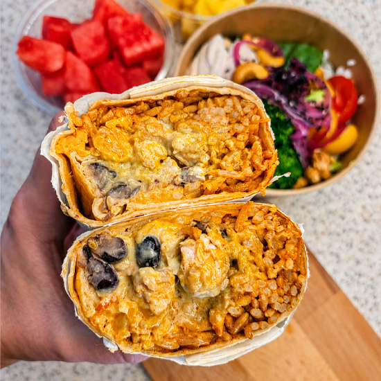 Üppig gefüllter Käse-Burrito-Wrap von Gringos mit Bohnen, Mais, würzigem Reis und Salsa