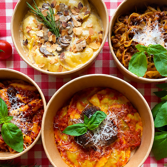 Schale mit Nonna-Pasta in kräftiger Tomatensauce – italienisches Essen zum Liefern