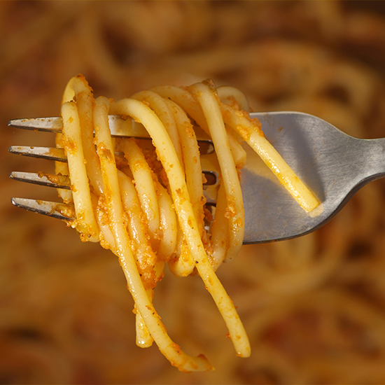 Koch von Nonna bei der Zubereitung frischer italienischer Pasta – handwerkliches Comfort Food